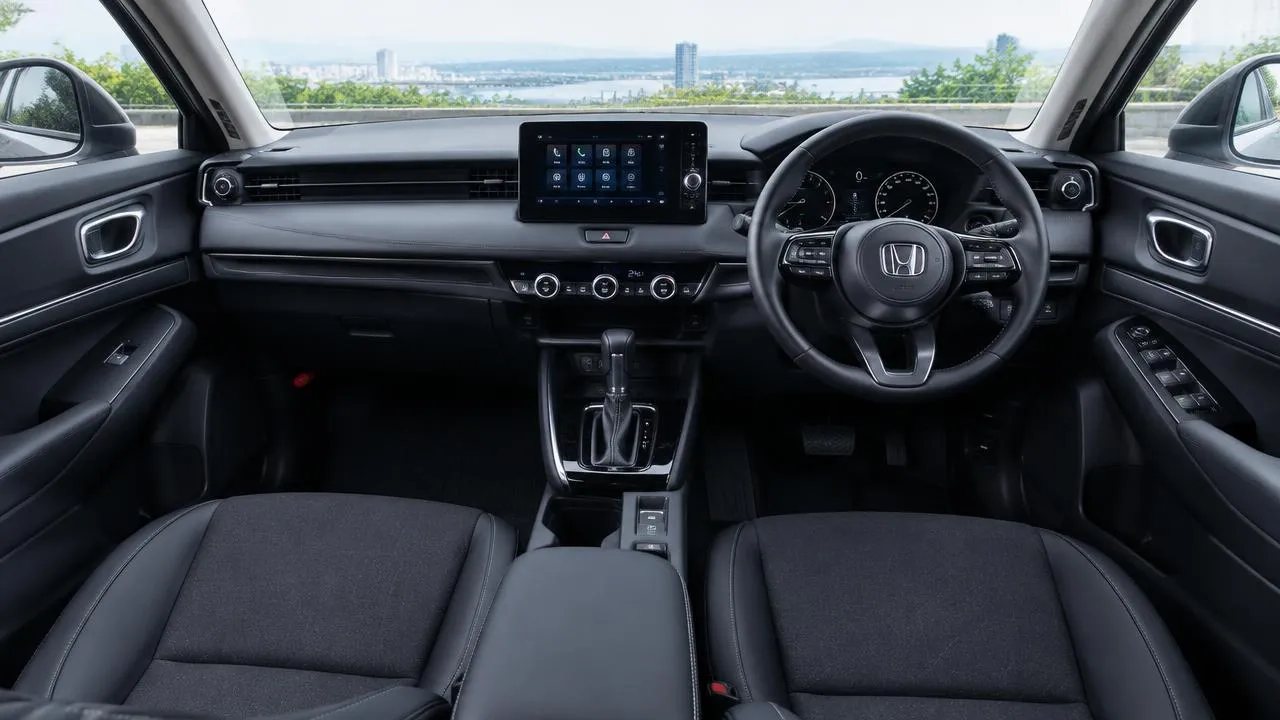 Honda Vezel — dashboard and front interior