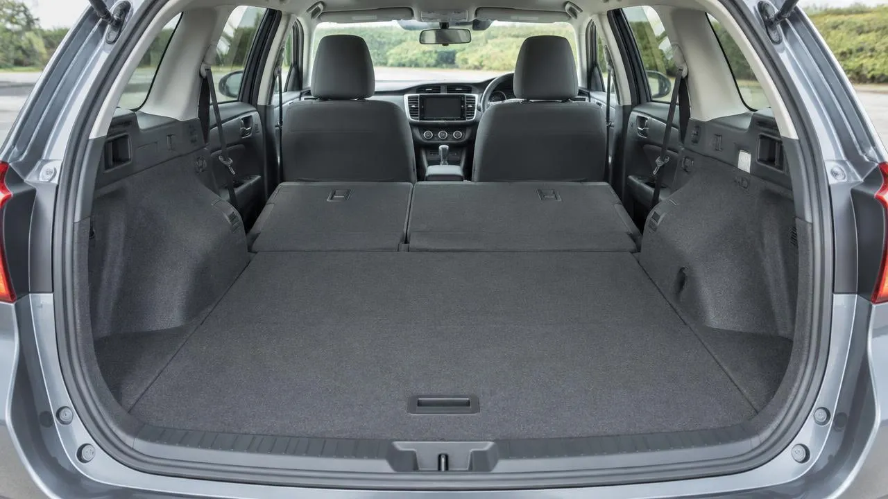 Toyota Corolla Fielder — seating and cargo space