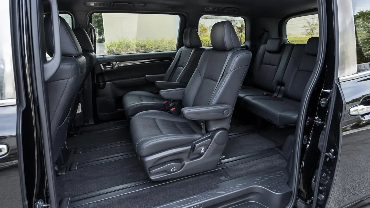 Toyota Esquire — seating and cargo space