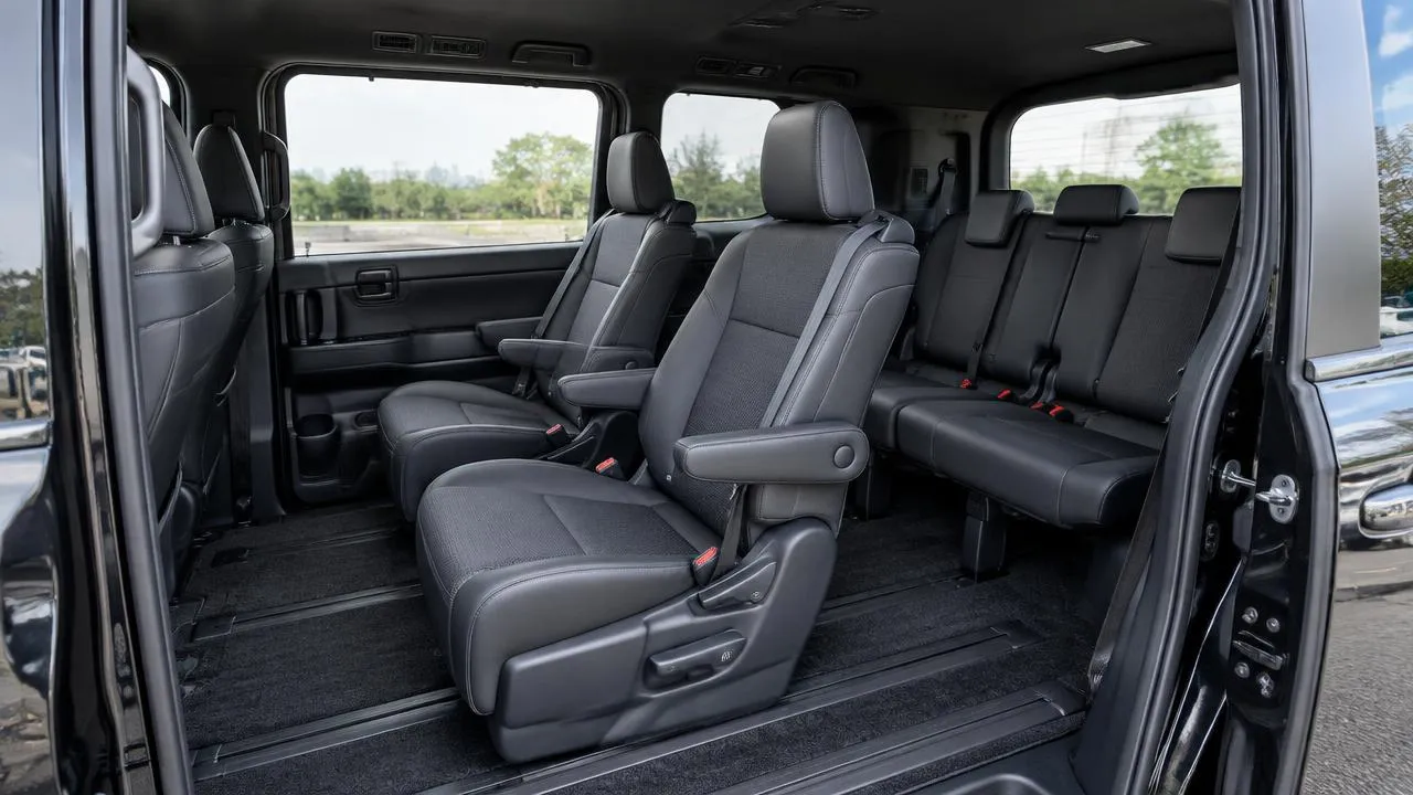 Toyota Voxy — seating and cargo space